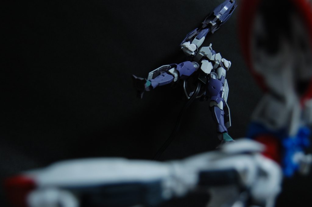 ライバル機のターンエックスを持ってないので製作中のミカエリスで代用。月下で二機が順に宙へあがってくこのシーンの構図すごく好きです。