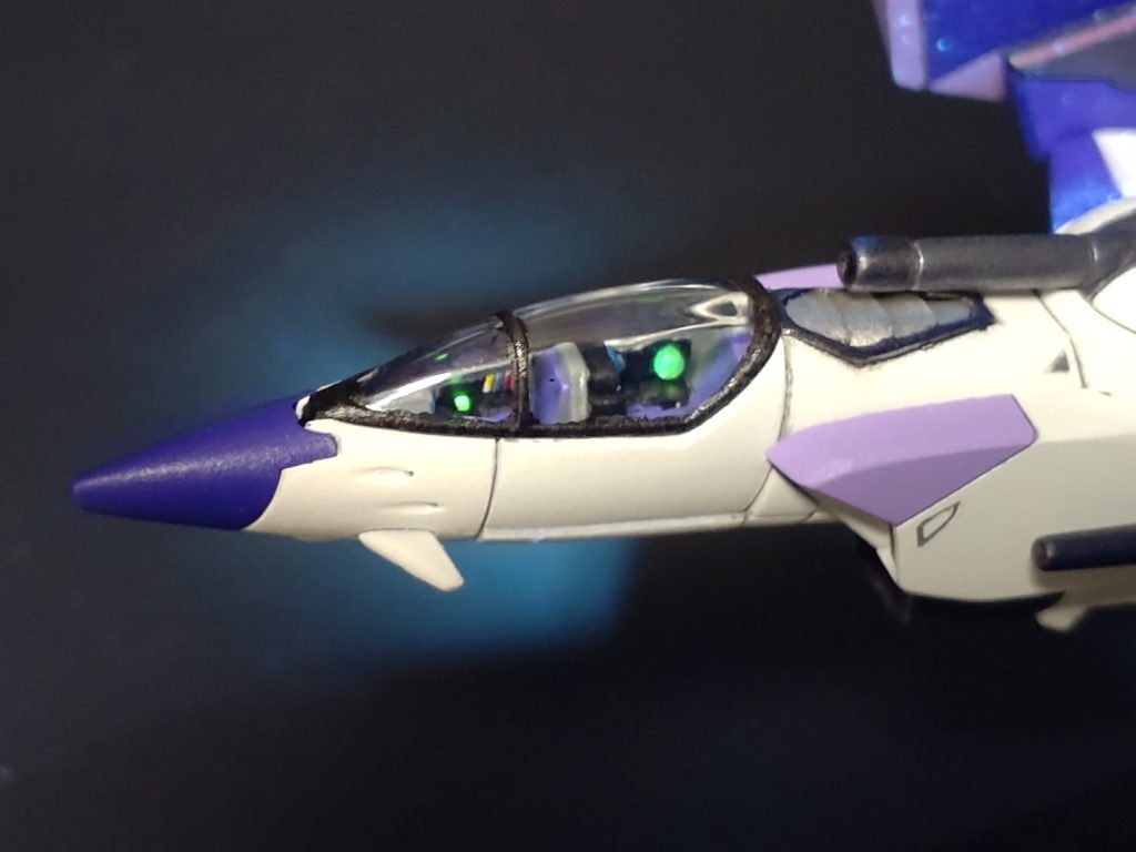 コックピットにも、細かなモールドがあったため塗り分け。蛍光塗料とHアイズはUVライトで発光します。