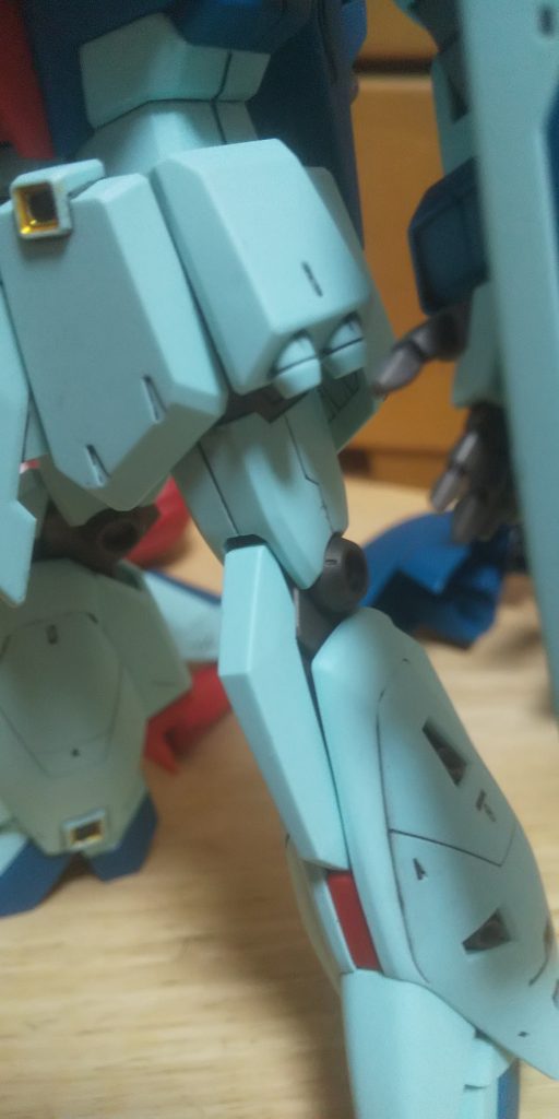 腰部ミサイルだ。チェーンが搭乗した時はこの武器でクェスのαアジールを一撃で撃破するんだよな。やばいな。💦今度はハサウェイの怒りを買ってしまいジェガンに搭乗したハサウェイに撃破され殺されてしまう。💦