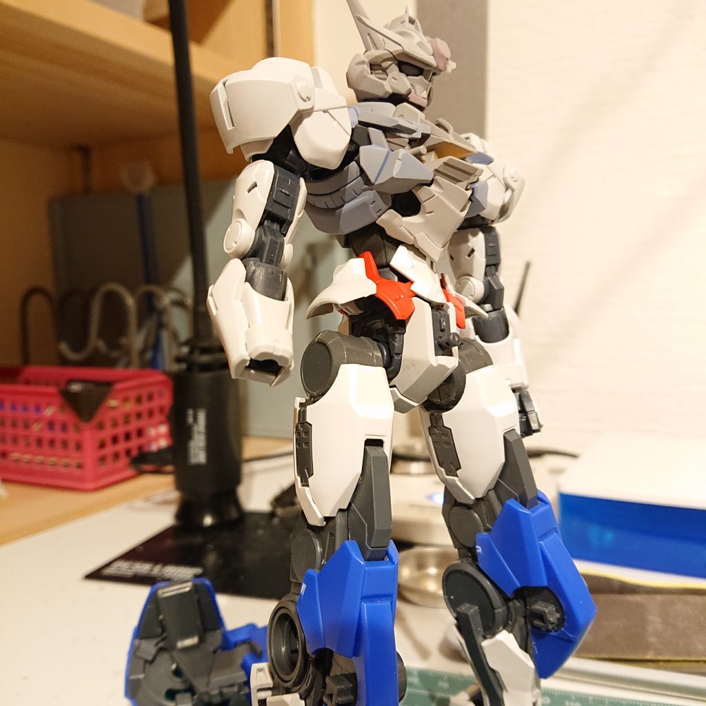 脚部をOOガンダムのパーツを移植