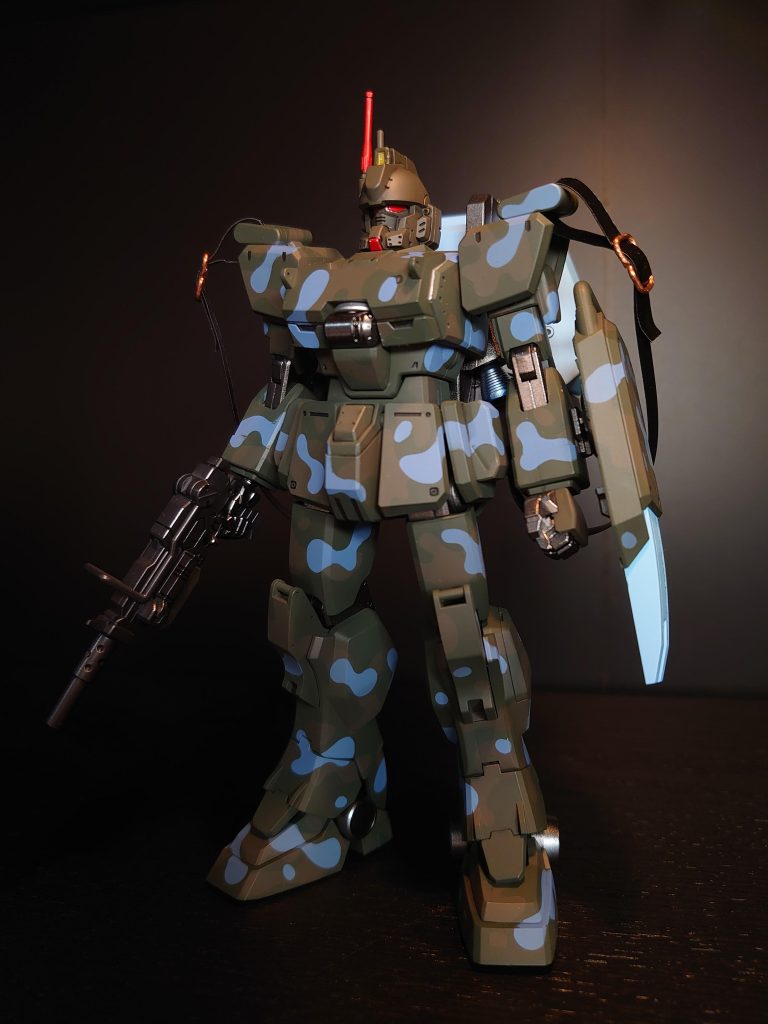 パラシュートパックのベルトは針金で金具を作ってみました…