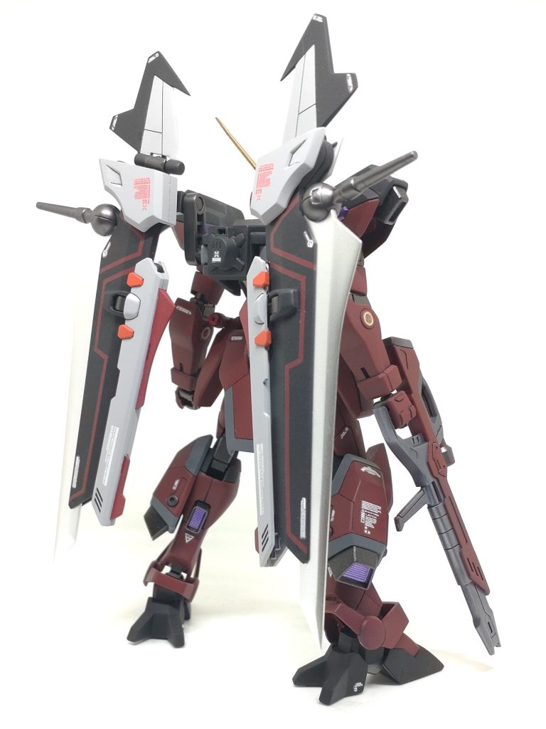 パーフェクトストライク同様に遠中近全てに対応できるものがお好みかと思い、ノワールストライカーを採用。20年近く前に買って筆塗り塗装済みだったストライクノワールからもぎ取って、塗装を削り取り、再塗装しました。