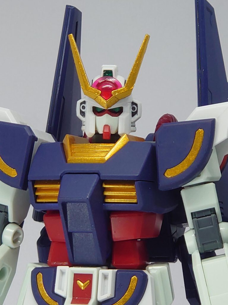 特徴的なのはアンテナを削減しつつ口のへの字を削り落としてRX-78の印象を減らそうとした顔、胸部や追加パーツに使ったティターンズブルー。