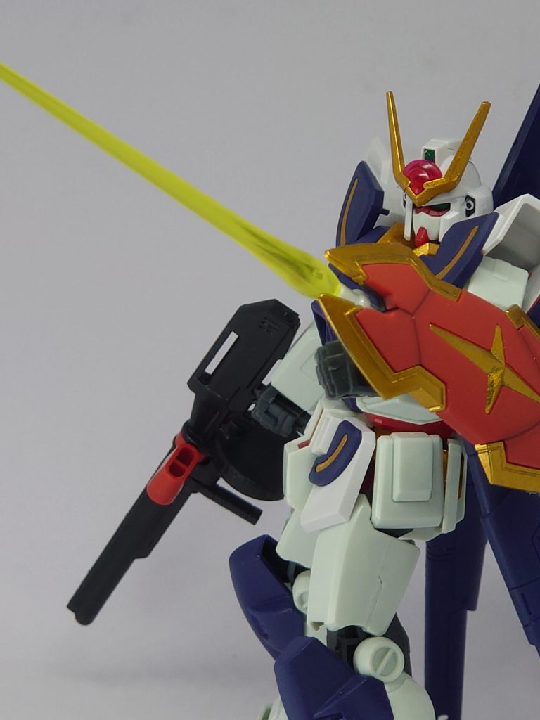 装備はビームサーベルを抜くのも煩わしいのでシールドサーベルとして装着。ライフルは段数の少ないビームライフルからザクマシンガンの弾倉を転用した120mmロングマシンガンへ変更。