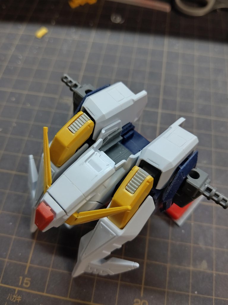 胴体パーツの黄色部分は一部を開口しスクラッチパーツを入れています。