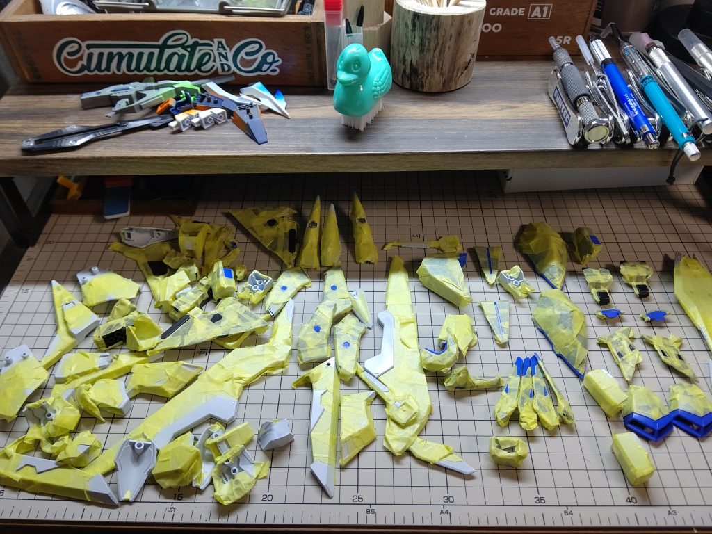今回一番頑張ったのはパーツの塗り分けです。過去一でマスキングテープを使用しました。