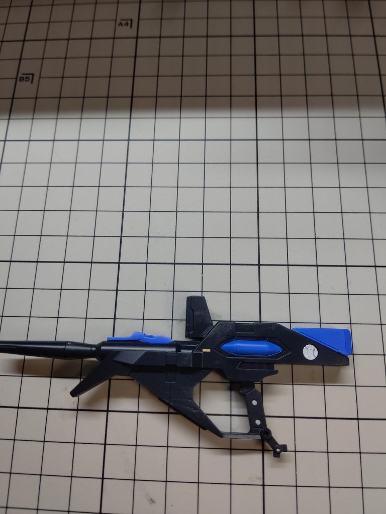 ビームライフルは合わせ目を消した後にますで塗り分け。