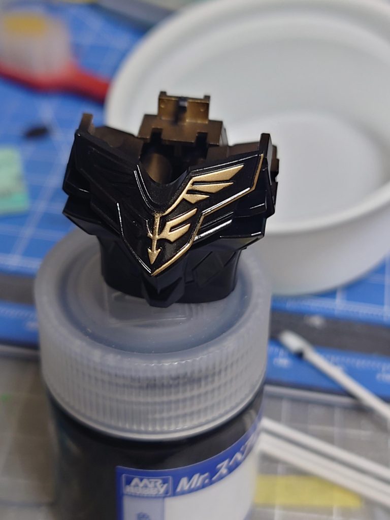 ゴールドの上から水性ブラックを塗装してマジックリンで丁寧に拭き取り。なかなか難しかった