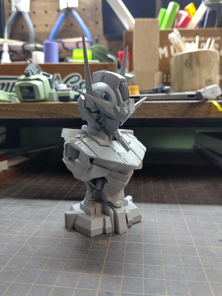 サフ画像アンテナと首を延長しさらに首の角度を変えて顎を引く様な感じにしました。あとは全体的にエッジを出してシャープに見える様にしています。