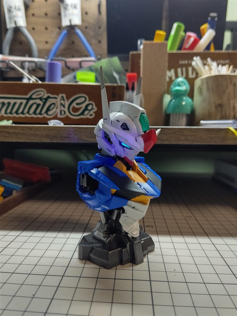 ツインアイは蛍光塗料で塗装しています。