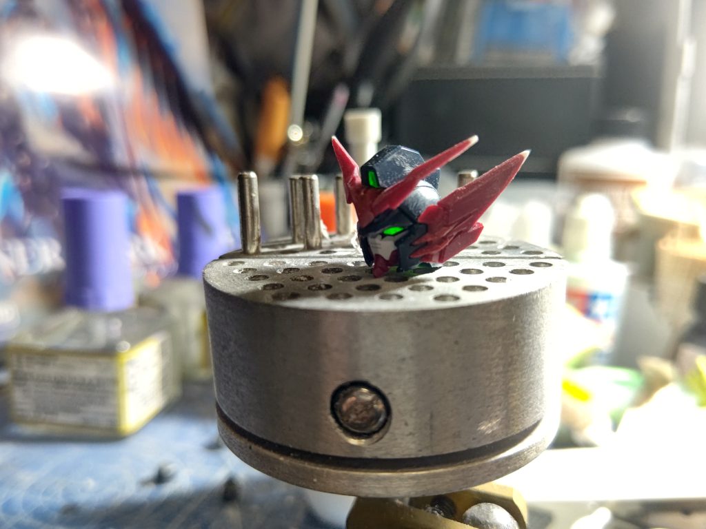 唯一ある制作中の画像。シアノンでシャープ化してます。頭部と同じようにウィングもやっているんですけど、右ウィングの外側の方が完成後に欠けてしまってるんですよね……。