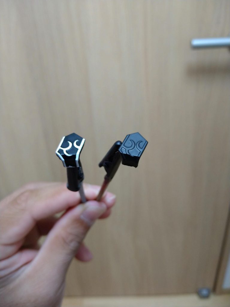 元の色が黒で、白の缶スプレーは透けやすいのでシルバーを吹いてから白を２回、クリアを吹いてその上から水性黒サフを吹きました。乾いたらマジックリンで黒を落として、最後に水性つや消しトップコートで完成です。