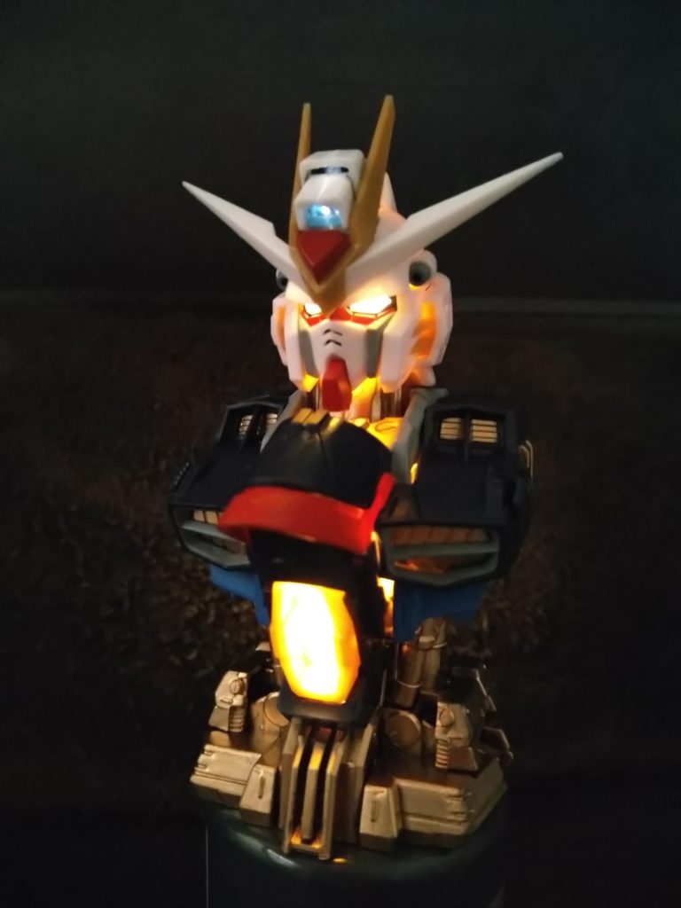 そのままだと、とさかの部分が光ってしまうので黒でセンサーの上部を塗ってあります。νガンダムメカニカルバストの内部ユニットと同じ感じです。