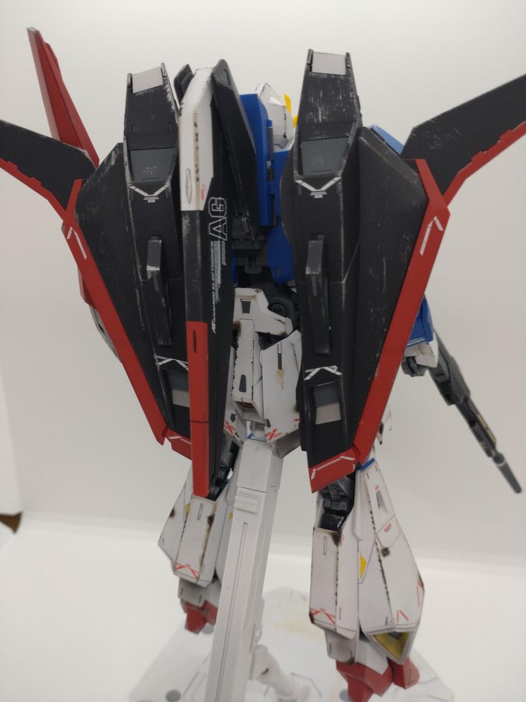 後姿、やはりこの角ばったデザインがステキです。成形色なので特に塗装はせず、汚しメインです。