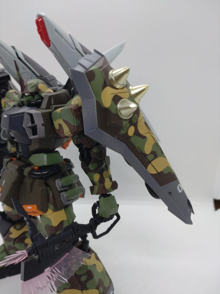 例によって盾はお気に入り、スパイクはゴールドにしてみました。隠れたいのか目立ちたいのかよくわかんない機体ですね〜