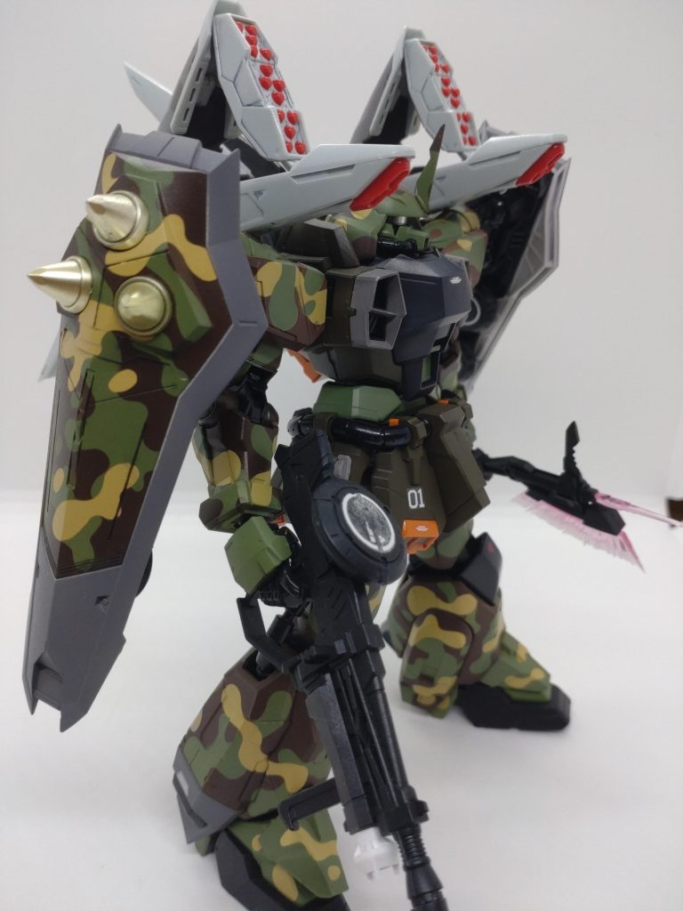 市販の迷彩柄マスキングテープを使用して塗装しています。ガンダムマーカーはMSVセットを使用、いい色出してると思います。