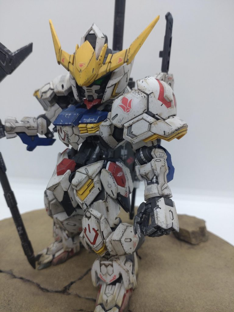 ① 艶消し② ウェザリングカラー(グレー)③ ウェザリングカラー(グランドブラウン)④ スポンジチッピング(ジャーマングレイ)⑤ 各種ウェザリングマスター⑥ リアルタッチマーカー⑦ ドライブラシ(クロームシルバー)⑧ ウェザリングペーストの順で汚していきました。段々と汚れていくにつれてテンションも爆上がりでした✨