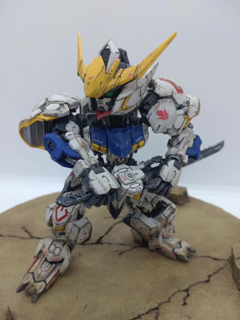 太刀も付属、ロボットが太刀や日本刀を持つとなぜだかロマンを感じます。メイスに比べて頼りなさそうに見えますけど、振る速度がメイスより圧倒的に速いはずなので、実際の威力はメイスよりも遥かに高いはずです。その分強度は劣るので使いこなすのは難しいとは思いますけど。