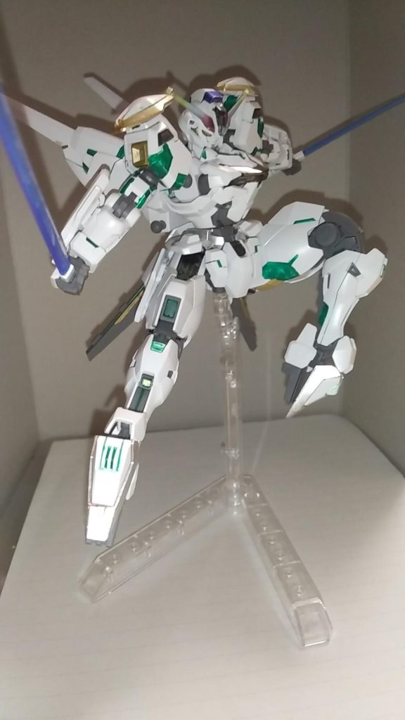ハイマニューバモードでビームサーベル。このままキックかまされたらひとたまりもなさそう…