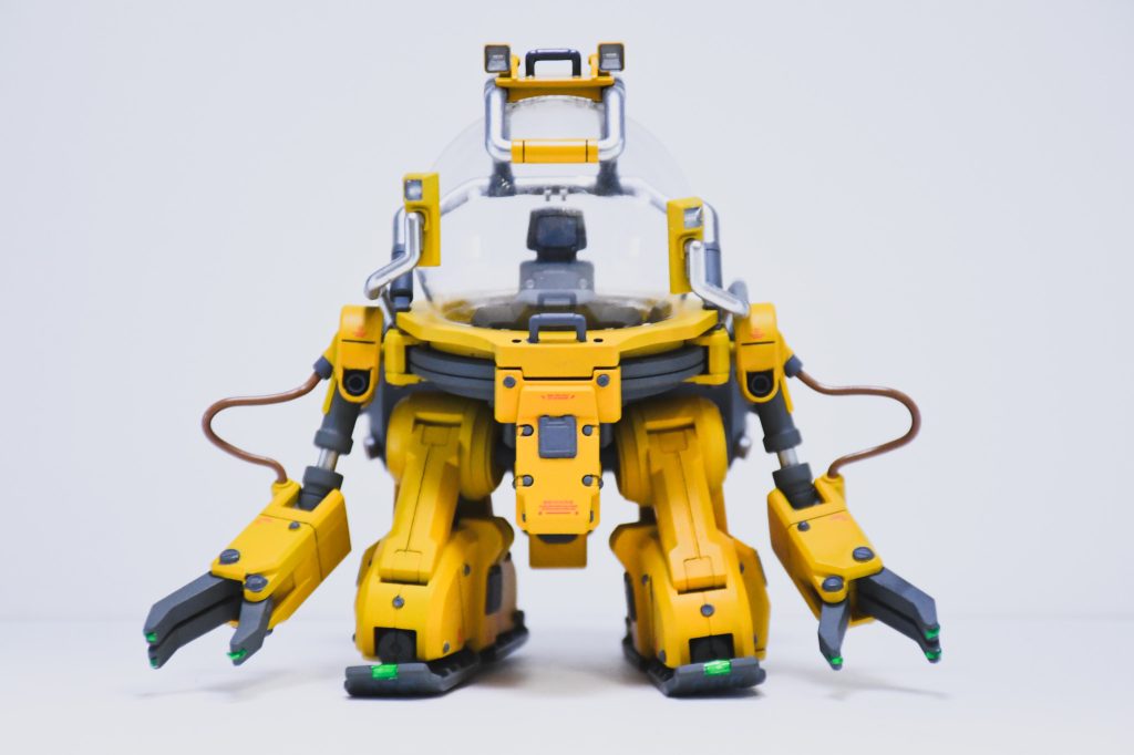 正面から見るとこのずんぐりむっくり感たまんないですよね!作業用にしては全体的にのっぺりしてたのでディテールを加えたり、センサー部を分かりやすくしたりと色々しています✨