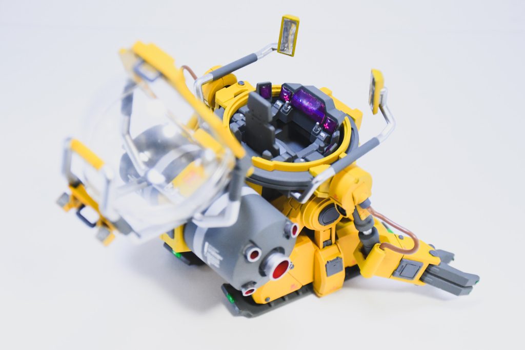 個人的にこのコンソールパネルが上手く表現できたことが気に入ってます!この後ジオラマにしようと思ってたので赤いエラー画面を表現して見ましたが、とてもいい感じです!イラレでデータを作り、クリアシートに印刷、蛍光シートに貼り付けて、パネルに接着した後にレジンでコーティングしました。