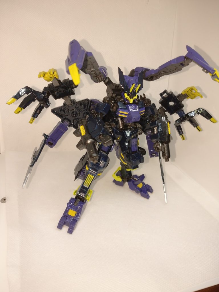 本体のHPを一定まで削ると第二形態に移行しクローズアーマーを展開して接近戦を仕掛けてきます。