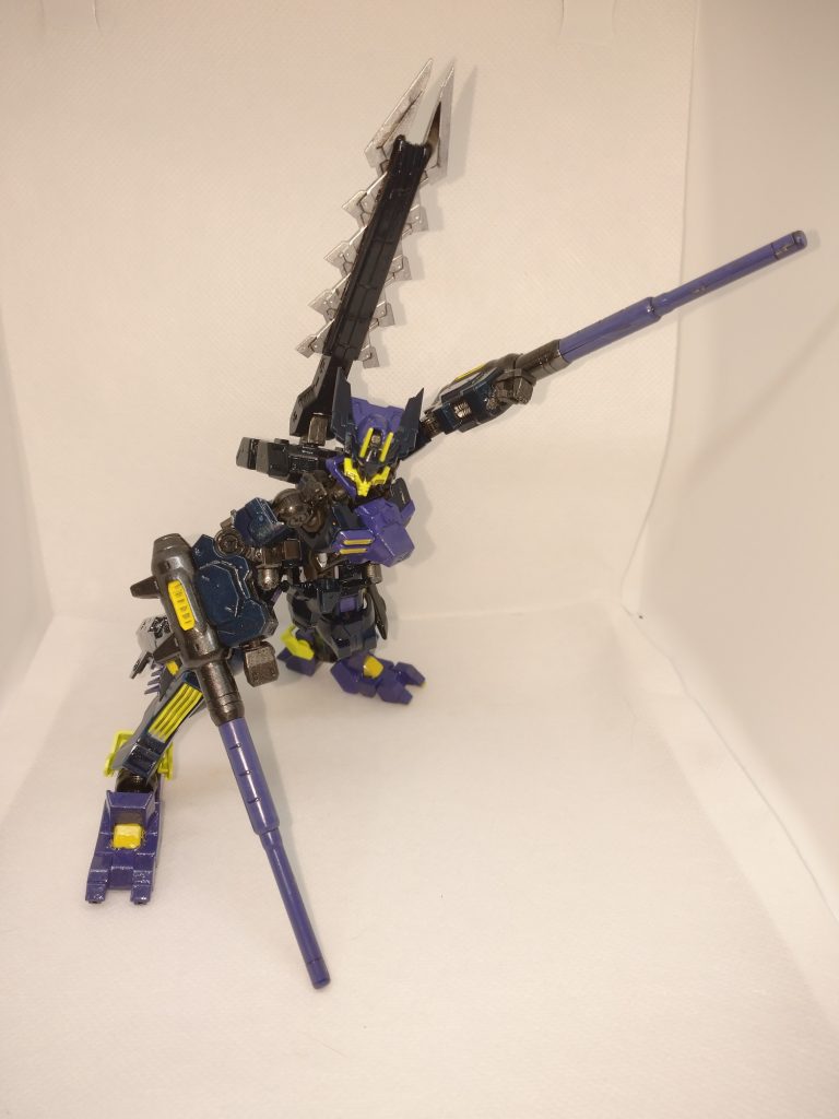 クローズアーマーをすべて破壊したうえで本体のHPを一定まで削ると第三形態に。今までの行動パターンが嘘のような高速で突きを繰り出してきます。テイルブレードの不規則な剣線も要注意。