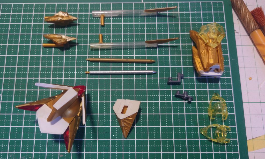 サーベルはランナー、鞘は3mm内径のプラパイプ、切り取った後頭部をリアアーマーにコンバート、これまたピッタリでした。