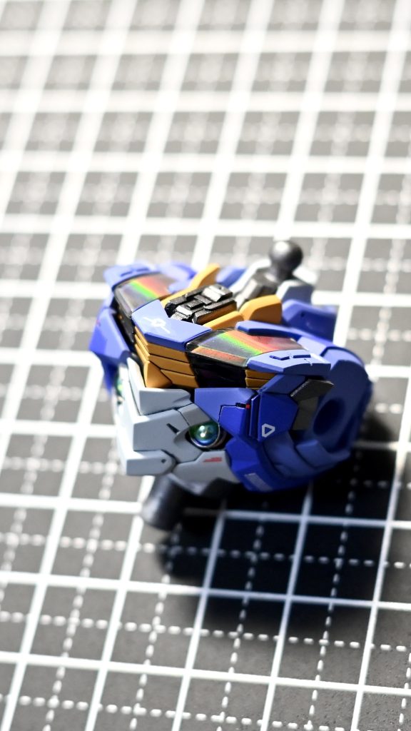 パーメット表現や発光表現はオミット。クリアパーツの裏や適当な箇所にホログラムフィニッシュで遊びを入れています。