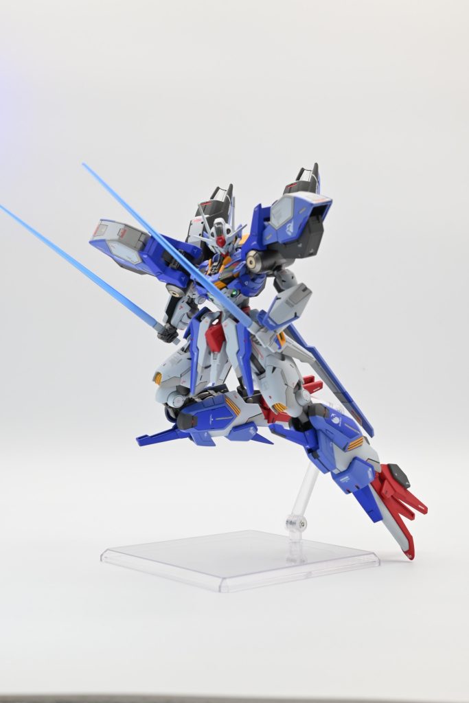 今回は自身初となるサーベル塗装をしてみました。ブラックライトを当てると発光しますが、これではよくわからないですね。笑