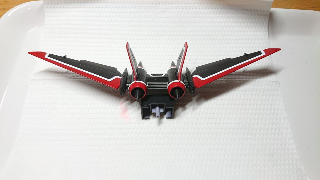ジェットストライカーの白は タミヤさんの曲線マスキング2mm幅を貼っています。塗り分けるつもりでマスキングしていたときにこのまま残して白のラインしよう!と閃き?ました。