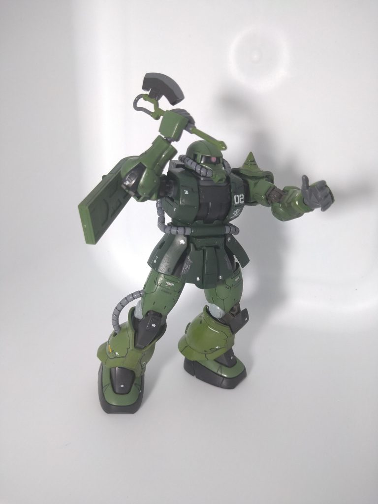 これも全然決まらなかった１枚。ヒートホーク、掴めるのが真ん中部分ておかしくない？延長したのになぜもっと先をにぎれないのか。リーチ短いぞ、この斧。その他いろいろ試行錯誤しましたが結局トップの絵ぐらいしかまとまったポーズがなかった。バズーカとか作ればよかったかなぁ（疲れた）以上陸戦型ザクⅡでした。