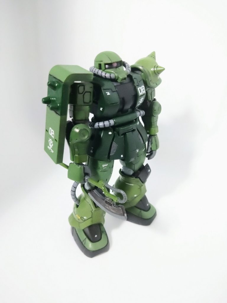 一応武器も持たせてみました。マガジンが円形のマシンガンが本当はよかったのですが、なかったのでヒートホークを選択。