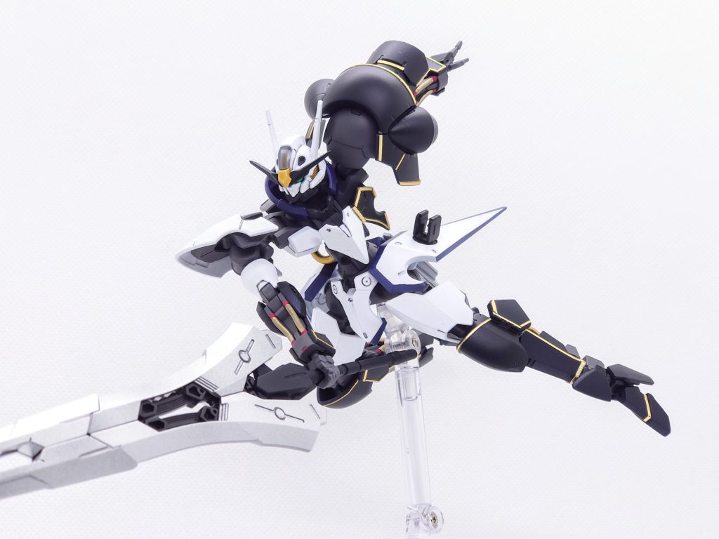 装備を合体させて巨大な大剣になります。