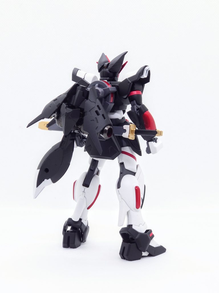 背面は髪の毛をイメージしたスラスターユニットを装備しています