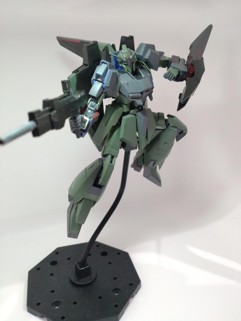 今回も色変え　ジオンカラーの缶が残っていたのでザクグリーンとジオングレーでランナー塗装肩や首などチラリと見える塗り残しには目もくれず組み上げ