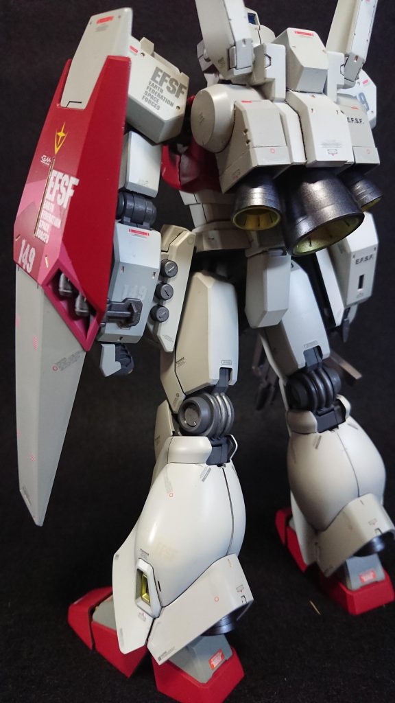 ホワイトの部分もグレー系で塗装してます。