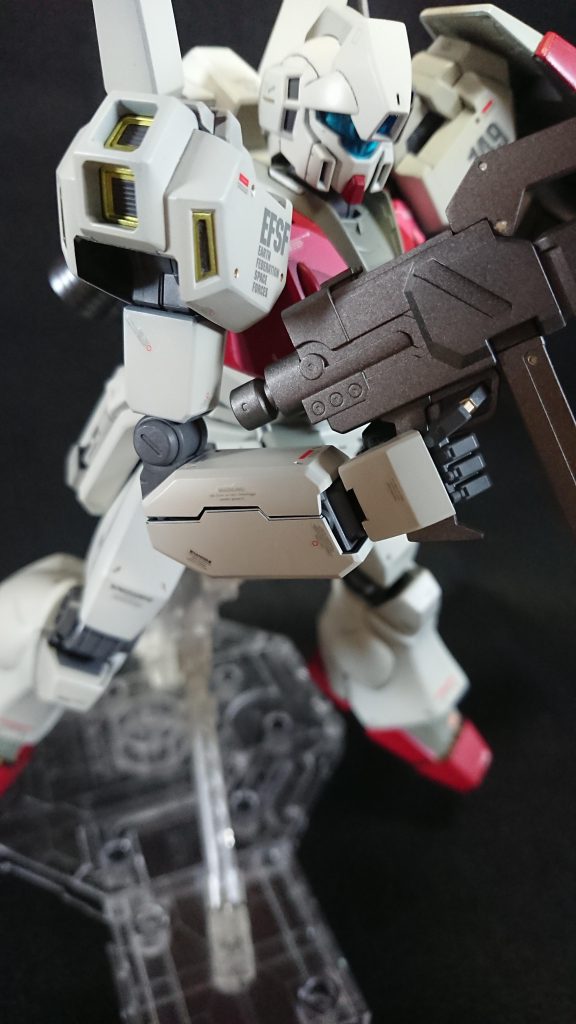 外装部分は黒サフで透け防止を。