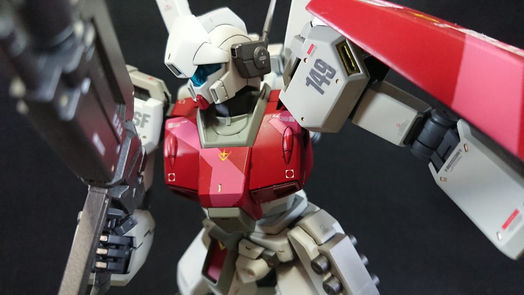 関節の塗装ハゲが怖いのでサフを吹いたままです。