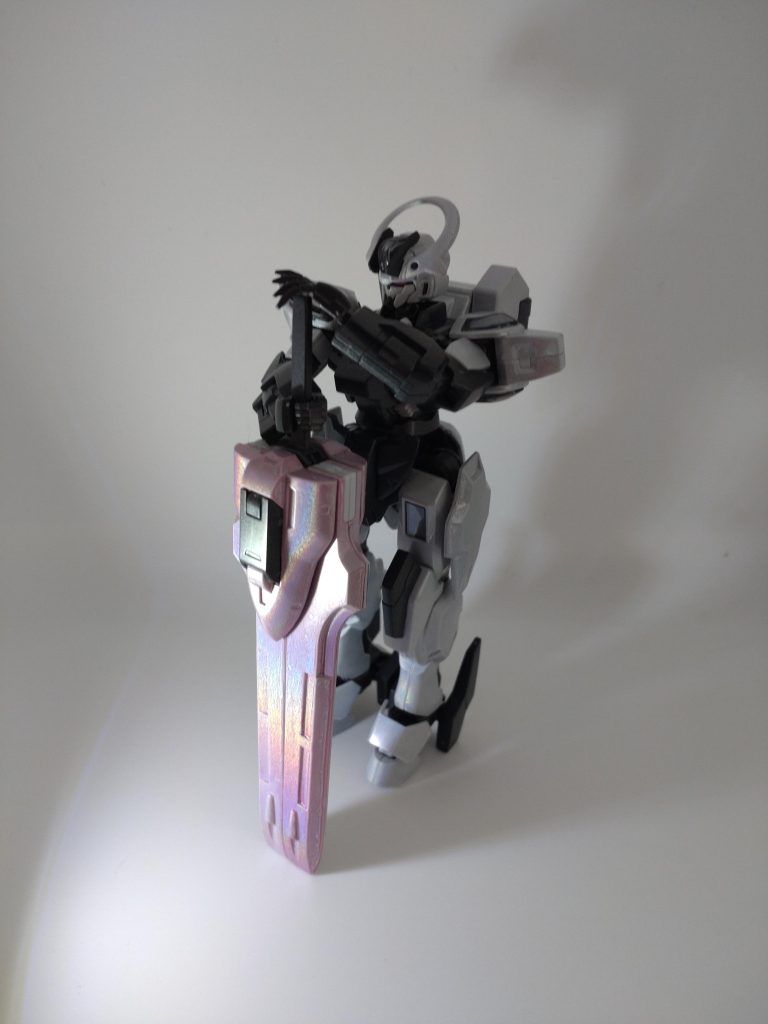 キラキラがわかるように明かりを当てましたが本体が暗い 全体に明かりを当てるとキラキラ感が消える… 撮影って難しいですね