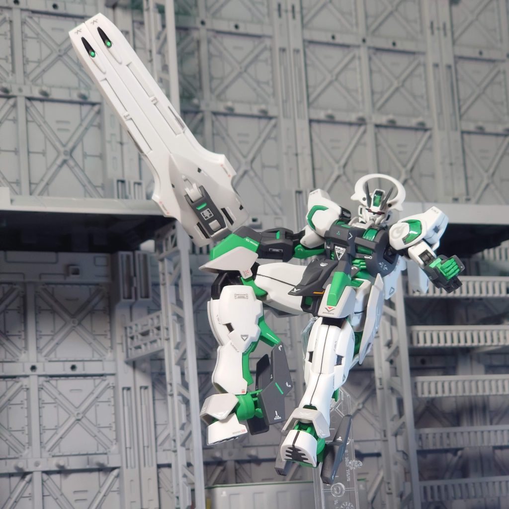 こっちはシェルユニットにホロシールを貼る前にパッケージと同じ構図で撮影したモノ。最初はシェルユニット内部もガンダムマーカーで塗ってました。こっちでも悪くない。