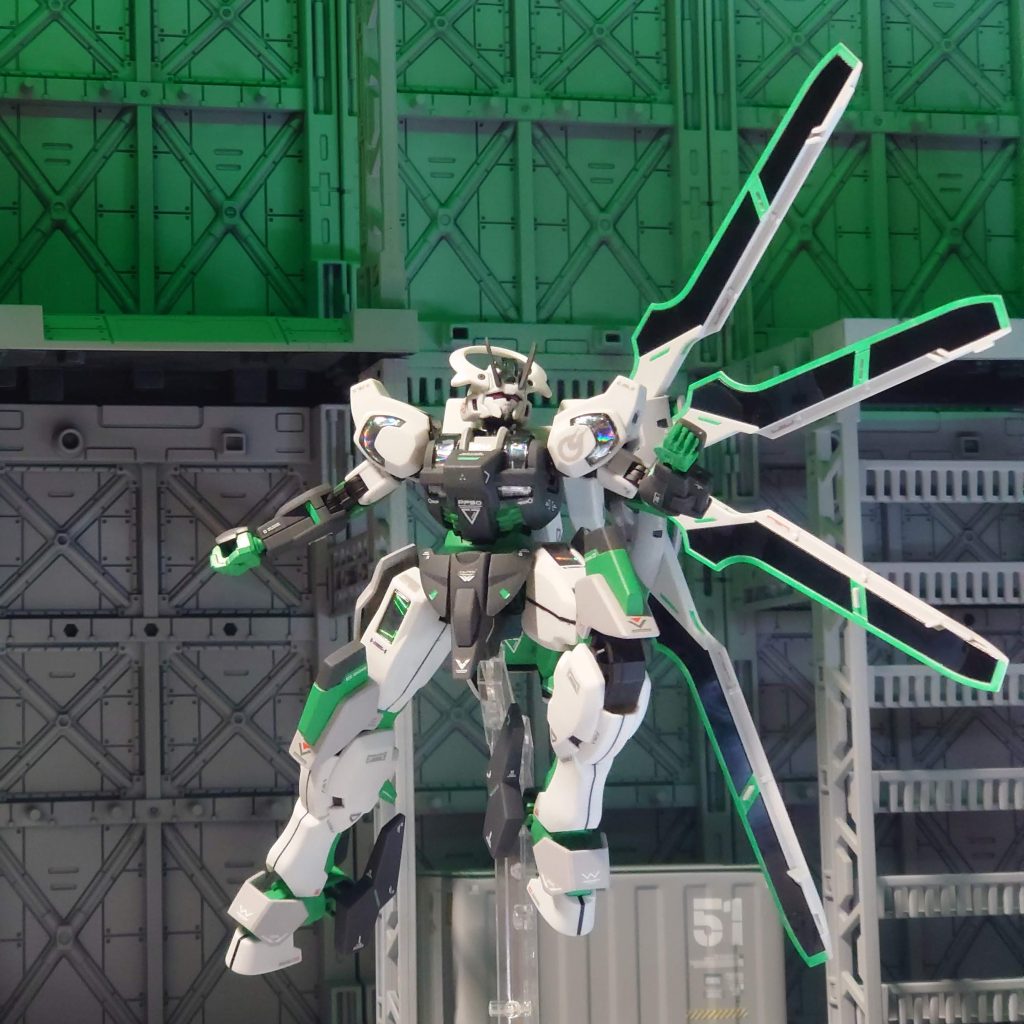 基本、成型色活かしとフレーム部分はTAMIYAのパークグリーン、黒サフでトップコート仕上げです。アクセントを緑色にしたのでビットステイヴ付属のシールは無地にしました。無地だと味気ないので縁をガンダムマーカーのグリーンで塗装。想像以上に綺麗に決まりました。シェルユニットも付属のシールは色が合わなくなったので試行錯誤した結果、100均の釣具コーナーで見つけたルアー用のホログラフシールを貼りましたが結構いい感じ。