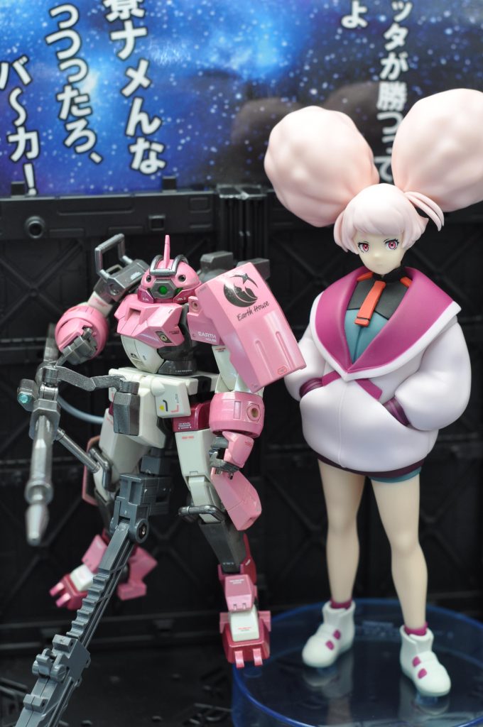 最後に全体像。プライズフィギュアはスレッタやミオリネのプラモなどと比べてもかなり大きく、MGクラスのボリュームなので並べて飾るるならディスプレイベースが必須です。