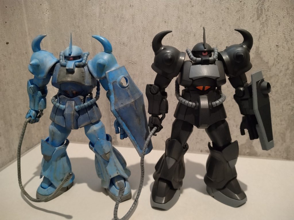リバイブ版のグフ（ガンプラにハマる契機となった職場のプラモ同好会で作成したもの）と比較並べて見ると結構違います。旧版（エコプラ）の可動範囲はかなり狭いですが、顔はこちらの方が好みです。つや消しを吹いたことで、落ち着きのある良い黒さになったと思います。