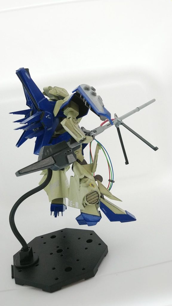 バイポッドは可動するけど膝立ちとか出来ないので接地させることは不可能。カッコよさそうに見える以外は意味ないよね(うちの奥様談)