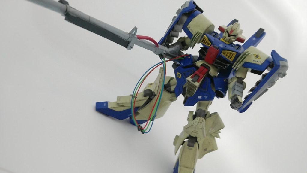 配線をサイドスカートにコネクト!サイドスカートはディジェのスカートをカットして逆さまにしたものを使ってます。ちょうど3つ穴のモールドがあったのでピンバイスで開口してケーブル差し込み口にしてます。ランチャーのコードは何かの電器部品の基盤からいただきました。