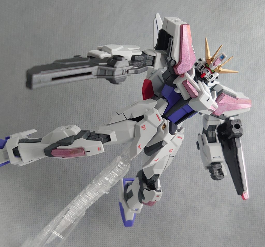 クリアパーツはガンダムマーカー、トランザムホロレッドで塗装しています。