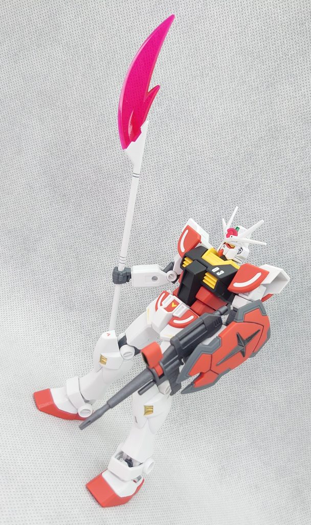 アンテナのシャープ化、合わせ目消し、部分塗装、墨入れ、デカール、トップコートで仕上げました。ほぼ何度も作っているEGガンダムですけど、作りやすい構造にはいつも感動しますね。