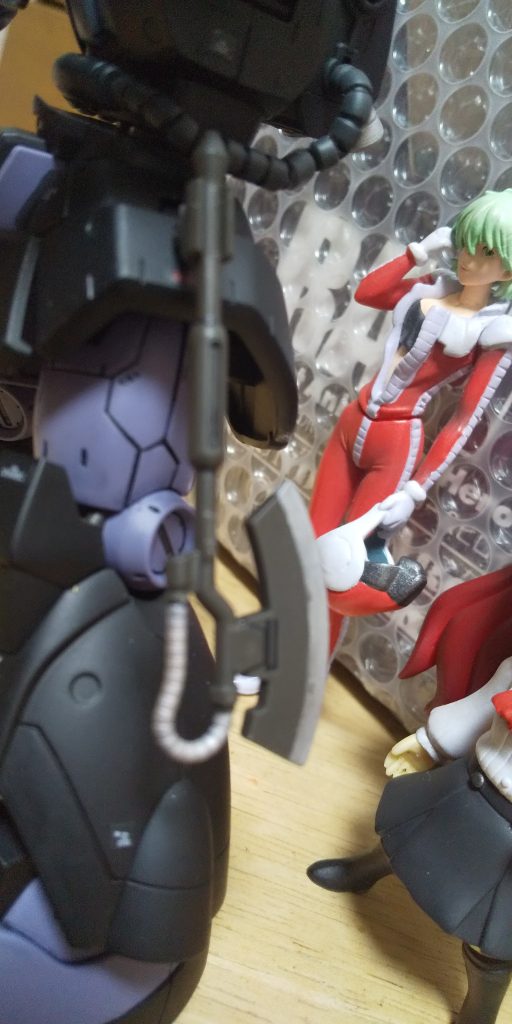 :次も同じく代表的な近接武器ヒートホークだ。パイプと刃先にはシルバーで塗装したのだ。