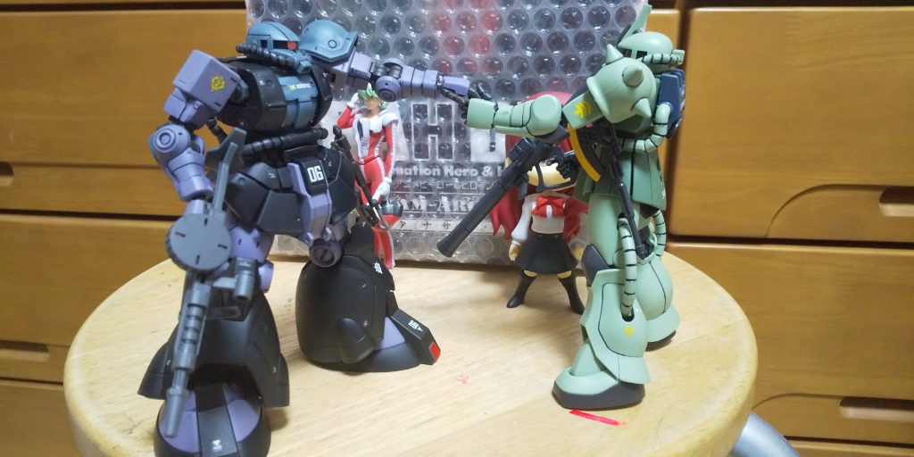 :アイナのザクと量産型ザクと一緒に…なんかこの手を繋ぐシーンはMSイグルーのあのシーンみたいだ。(笑)